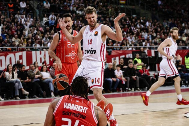 Olympiacos Alexander Vezenkov in action against Hapoel s Ish Wainright during the Euroleague game between Hapoel IBI Tel Aviv vs Olympiacos Piraeus - Arena 8888 in Sofia, Bulgaria on April 9, 2026  Copyright: xIvanxSxIvanov IPAxSportx xipa-agency.netx xx IPA_73849242 IPA_Agency_IPA73849242