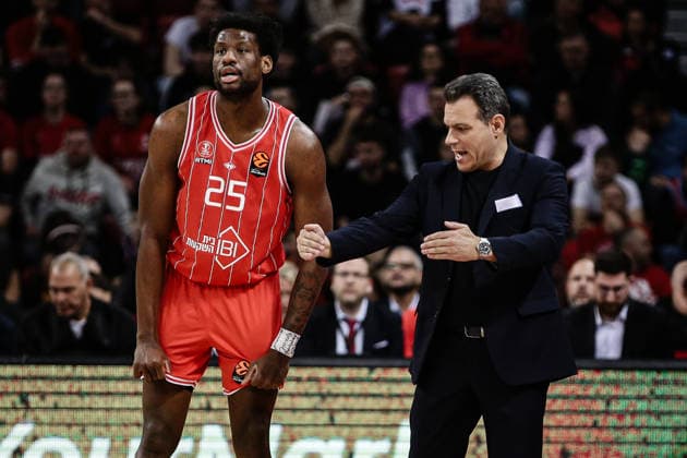 Hapoel s head coach Dimitris Itoudis giving instruction to Dan Oturu during the Euroleague game between Hapoel IBI Tel Aviv vs Olympiacos Piraeus - Arena 8888 in Sofia, Bulgaria on April 9, 2026  Copyright: xIvanxSxIvanov IPAxSportx xipa-agency.netx xx IPA_73849247 IPA_Agency_IPA73849247