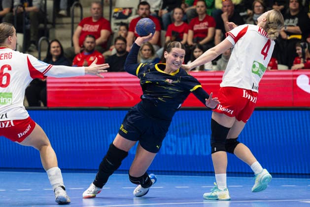 Czech Republic vs Denmark, EHF Euro Cup, Women 2026, Group 2 (B) match in Prague, Czech Republic, April 9, 2026. From left Czech Eliska Desortova (centre), Helene Kindberg Hansen of Denmark. (CTKxPhoto MichalxKamaryt) CTKPhotoP2026040907755  CTKPhotoP2026040907755