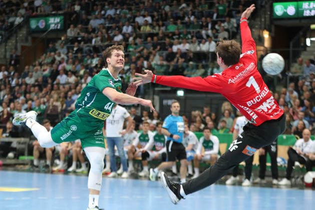 Handball DAIKIN HBL, SC DHfK Leipzig FRISCH AUF Göppingen 09 04 2026 Blaer Hinriksson 44, SC DHfK Leipzig throws against goalkeeper Julian Buchele 1, Frisch Auf Göppingen Handball, DAIKIN HBL, 1 Bundesliga, Season 2025 2026, 28 Matchday SC DHfK Leipzig vs FRISCH AUF Göppingen on 09 04 2026 at Quarterback Immobilien Arena Leipzig Copyright: xBEAUTIFULxSPORTS JanxKaeferx