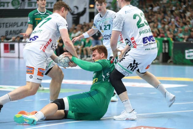 Handball DAIKIN HBL, SC DHfK Leipzig FRISCH AUF Göppingen 09 04 2026 Franz Semper 32, SC DHfK Leipzig is brought down by the defense Handball, DAIKIN HBL, 1 Bundesliga, Saison 2025 2026, 28 Spieltag SC DHfK Leipzig vs FRISCH AUF Göppingen am 09 04 2026 in der Quarterback Immobilien Arena Leipzig Copyright: xBEAUTIFULxSPORTS JanxKaeferx