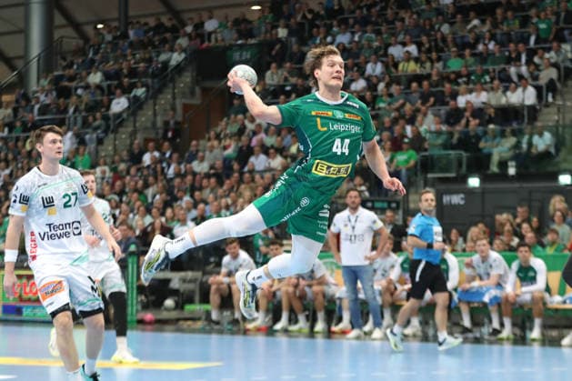 Handball DAIKIN HBL, SC DHfK Leipzig FRISCH AUF Göppingen 09 04 2026 Blaer Hinriksson 44, SC DHfK Leipzig flies to the throwÂ Handball, DAIKIN HBL, 1 Bundesliga, Season 2025 2026, 28 Matchday SC DHfK Leipzig vs FRISCH AUF Göppingen on 09 04 2026 at Quarterback Immobilien Arena Leipzig Copyright: xBEAUTIFULxSPORTS JanxKaeferx