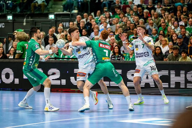 Elias Newel FRISCH AUF Goeppingen, 40 duel, duel, fight on the ball against Tomas Piroch SC DHfK Leipzig, 07 , SC DHfK Leipzig vs FRISCH AUF Goeppingen, Handball, 1 Bundesliga, 28 Matchday, Season 2025 2026, 09 04 2026, SC DHfK Leipzig vs FRISCH AUF Goeppingen, Handball, 1 Bundesliga, 28 Matchday, Season 2025 2026, 09 04 2026 Leipzig Copyright: xEibner-Pressefoto LauraxRoemerx EP_LRR