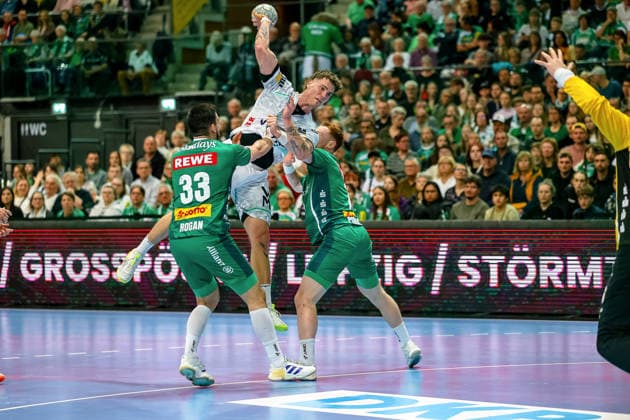 Victor Kloeve FRISCH AUF Goeppingen, 07 throws the ball, duel, duel, fight against Luka Rogan SC DHfK Leipzig, 33 , SC DHfK Leipzig vs FRISCH AUF Goeppingen, Handball, 1 Bundesliga, 28 Matchday, Season 2025 2026, 09 04 2026, SC DHfK Leipzig vs FRISCH AUF Goeppingen, Handball, 1 Bundesliga, 28 Matchday, Season 2025 2026, 09 04 2026 Leipzig Copyright: xEibner-Pressefoto LauraxRoemerx EP_LRR
