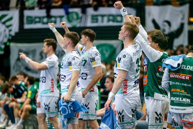 Change bench around Ymir Gislason FRISCH AUF Goeppingen, 33 Cheers, goal celebration, cheers over goal, SC DHfK Leipzig vs FRISCH AUF Goeppingen, Handball, 1 Bundesliga, 28 Matchday, Season 2025 2026, 09 04 2026, SC DHfK Leipzig vs FRISCH AUF Goeppingen, Handball, 1 Bundesliga, 28 Matchday, Season 2025 2026, 09 04 2026 Leipzig Copyright: xEibner-Pressefoto LauraxRoemerx EP_LRR