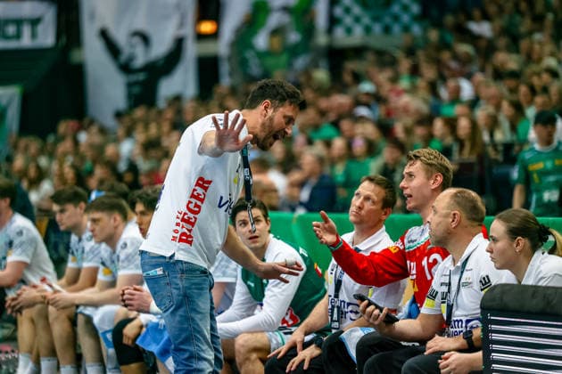 Benjamin Matschke FRISCH AUF Goeppingen, Head Coach gives instructions, gestures to Kristian Saeveras FRISCH AUF Goeppingen, 12 , SC DHfK Leipzig vs FRISCH AUF Goeppingen, Handball, 1 Bundesliga, Matchday 28, Season 2025 2026, 09 04 2026, SC DHfK Leipzig vs FRISCH AUF Goeppingen, Handball, 1 Bundesliga, Matchday 28, Season 2025 2026, 09 04 2026 Leipzig Copyright: xEibner-Pressefoto LauraxRoemerx EP_LRR