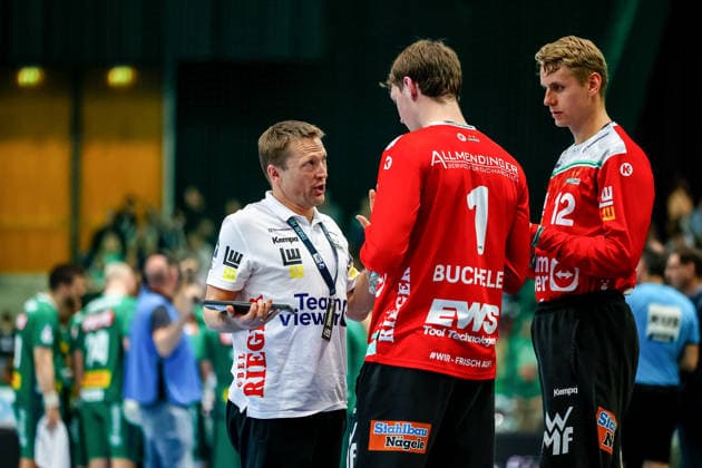 Stefan Klaus FRISCH AUF Goeppingen, co-coach gives instructions, gestures to Julian Buchele FRISCH AUF Goeppingen, 01 and Kristian Saeveras FRISCH AUF Goeppingen, 12 , SC DHfK Leipzig vs FRISCH AUF Goeppingen, Handball, 1 Bundesliga, Matchday 28, Season 2025 2026, 09 04 2026, SC DHfK Leipzig vs FRISCH AUF Goeppingen, Handball, 1 Bundesliga, Matchday 28, Season 2025 2026, 09 04 2026 Leipzig Copyright: xEibner-Pressefoto LauraxRoemerx EP_LRR