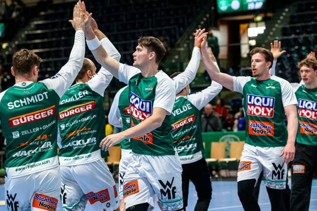 Oskar Sunnefeldt FRISCH AUF Goeppingen, 27 at the warm-up before the game, high-five with the team, SC DHfK Leipzig vs FRISCH AUF Goeppingen, Handball, 1 Bundesliga, Matchday 28, Season 2025 2026, 09 04 2026, SC DHfK Leipzig vs FRISCH AUF Goeppingen, Handball, 1 Bundesliga, Matchday 28, Season 2025 2026, 09 04 2026 Leipzig Copyright: xEibner-Pressefoto LauraxRoemerx EP_LRR