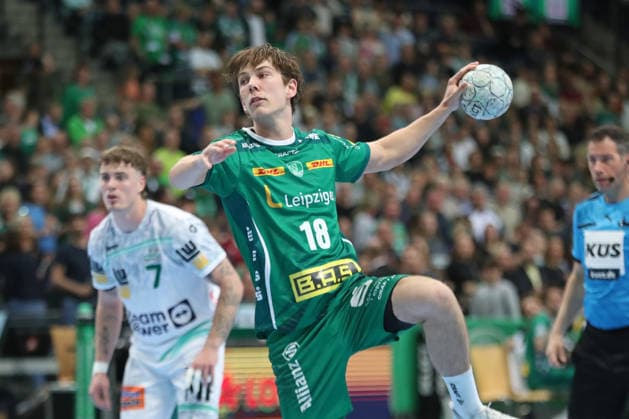 Handball DAIKIN HBL, SC DHfK Leipzig FRISCH AUF Göppingen 09 04 2026 Staffan Peter 18, SC DHfK Leipzig throws a seven-meter penalty Handball, DAIKIN HBL, 1 Bundesliga, Saison 2025 2026, 28 Spieltag SC DHfK Leipzig vs FRISCH AUF Göppingen am 09 04 2026 in der Quarterback Immobilien Arena Leipzig Copyright: xBEAUTIFULxSPORTS JanxKaeferx
