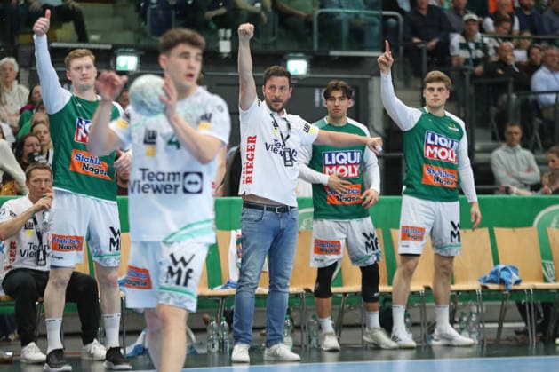Handball DAIKIN HBL, SC DHfK Leipzig FRISCH AUF Göppingen 09 04 2026 Coach Ben Matschke Frisch Auf Göppingen and his team cheers on the bench Handball, DAIKIN HBL, 1 Bundesliga, Season 2025 2026, 28 Matchday SC DHfK Leipzig vs FRISCH AUF Göppingen on 09 04 2026 at Quarterback Immobilien Arena Leipzig Copyright: xBEAUTIFULxSPORTS JanxKaeferx