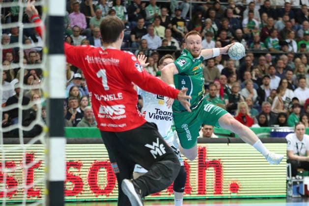 Handball DAIKIN HBL, SC DHfK Leipzig FRISCH AUF Göppingen 09 04 2026 Tomas Piroch 7, SC DHfK Leipzig throws against goalkeeper Julian Buchele 1, Frisch Auf Göppingen Handball, DAIKIN HBL, 1 Bundesliga, Season 2025 2026, 28 Matchday SC DHfK Leipzig vs FRISCH AUF Göppingen on 09 04 2026 at Quarterback Immobilien Arena Leipzig Copyright: xBEAUTIFULxSPORTS JanxKaeferx