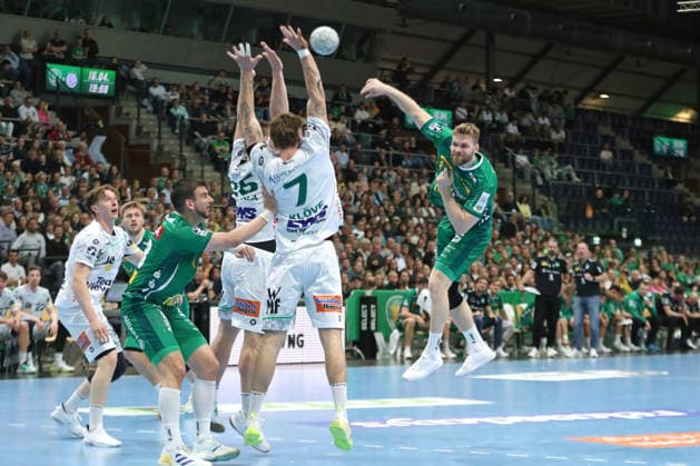 Handball DAIKIN HBL, SC DHfK Leipzig FRISCH AUF Göppingen 09 04 2026 William Bogojevic 20, SC DHfK Leipzig throws against the defensive wall Handball, DAIKIN HBL, 1 Bundesliga, Saison 2025 2026, 28 Spieltag SC DHfK Leipzig vs FRISCH AUF Göppingen am 09 04 2026 in der Quarterback Immobilien Arena Leipzig Copyright: xBEAUTIFULxSPORTS JanxKaeferx
