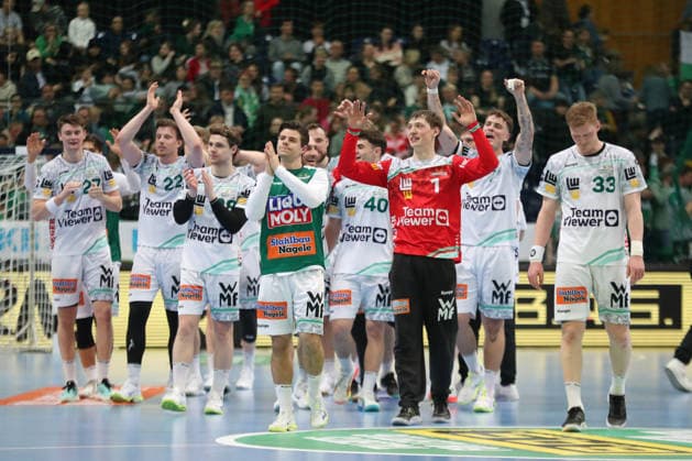 Handball DAIKIN HBL, SC DHfK Leipzig FRISCH AUF Göppingen 09 04 2026 The Göppingen team celebrates the victory in the direction of their own fans Handball, DAIKIN HBL, 1 Bundesliga, Season 2025 2026, 28 Matchday SC DHfK Leipzig vs FRISCH AUF Göppingen on 09 04 2026 at Quarterback Immobilien Arena Leipzig Copyright: xBEAUTIFULxSPORTS JanxKaeferx