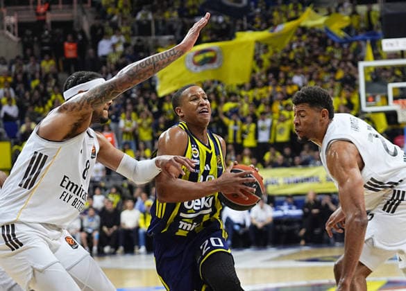 Fenerbahce Beko v Real Madrid - EuroLeague ISTANBUL, TURKIYE - APRIL 9: Devon Howard Hall (C) of Fenerbahce Beko in action against Chuma Okeke (8) of Real Madrid during EuroLeague week 37 basketball match between Fenerbahce Beko and Real Madrid at Ulker Sports and Event Hall in Istanbul, Turkiye on April 9, 2026. Esra Bilgin Anadolu Istanbul Turkey. Editorial use only. Please get in touch for any other usage.  Copyright: x2026xAnadoluxEsraxBilginx