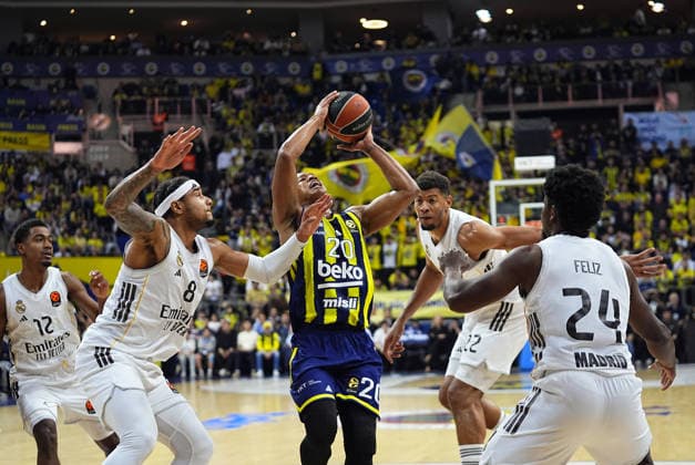 Fenerbahce Beko v Real Madrid - EuroLeague ISTANBUL, TURKIYE - APRIL 9: Devon Howard Hall (20) of Fenerbahce Beko in action against Chuma Okeke (8) of Real Madrid during EuroLeague week 37 basketball match between Fenerbahce Beko and Real Madrid at Ulker Sports and Event Hall in Istanbul, Turkiye on April 9, 2026. Esra Bilgin Anadolu Istanbul Turkey. Editorial use only. Please get in touch for any other usage.  Copyright: x2026xAnadoluxEsraxBilginx