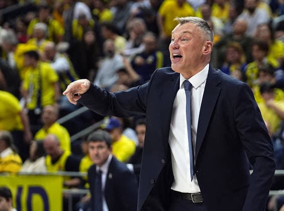 Fenerbahce Beko v Real Madrid - EuroLeague ISTANBUL, TURKIYE - APRIL 9: Head Coach of Fenerbahce Beko Sarunas Jasikevicius gives tactics during EuroLeague week 37 basketball match between Fenerbahce Beko and Real Madrid at Ulker Sports and Event Hall in Istanbul, Turkiye on April 9, 2026. Esra Bilgin Anadolu Istanbul Turkey. Editorial use only. Please get in touch for any other usage.  Copyright: x2026xAnadoluxEsraxBilginx