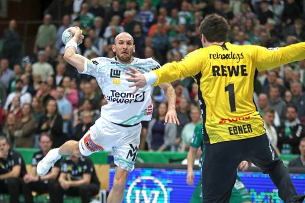 Handball DAIKIN HBL, SC DHfK Leipzig FRISCH AUF Göppingen 09 04 2026 Marcel Schiller 24, Frisch Auf Göppingen throwing against goalkeeper Domenico Ebner 1, SC DHfK Leipzig Handball, DAIKIN HBL, 1 Bundesliga, Season 2025 2026, 28 Matchday SC DHfK Leipzig vs FRISCH AUF Göppingen on 09 04 2026 at Quarterback Immobilien Arena Leipzig Copyright: xBEAUTIFULxSPORTS JanxKaeferx