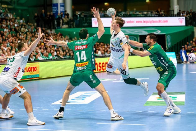 Ole Pregler FRISCH AUF Goeppingen, 23 plays the pass, duel, duel, fight against Luka Rogan SC DHfK Leipzig, 33 and Marko Mamic SC DHfK Leipzig, 14 , SC DHfK Leipzig vs FRISCH AUF Goeppingen, Handball, 1 Bundesliga, Matchday 28, Season 2025 2026, 09 04 2026, SC DHfK Leipzig vs FRISCH AUF Goeppingen, Handball, 1 Bundesliga, Matchday 28, Season 2025 2026, 09 04 2026 Leipzig Copyright: xEibner-Pressefoto LauraxRoemerx EP_LRR