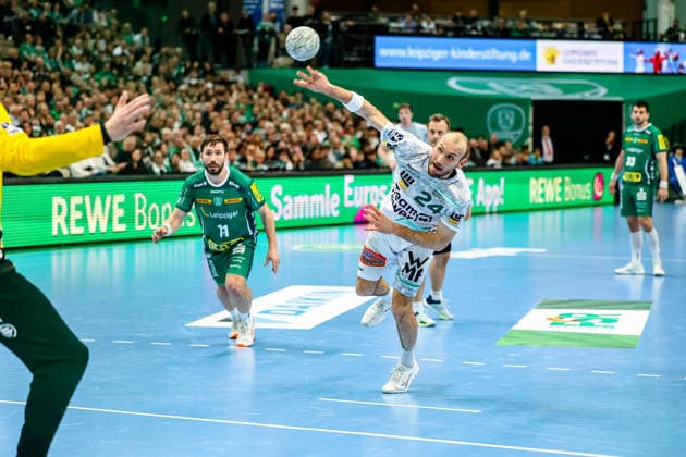 Marcel Schiller FRISCH AUF Goeppingen, 24 throws the ball at the seven-meter, SC DHfK Leipzig vs FRISCH AUF Goeppingen, Handball, 1 Bundesliga, Matchday 28, Season 2025 2026, 09 04 2026, SC DHfK Leipzig vs FRISCH AUF Goeppingen, Handball, 1 Bundesliga, Matchday 28, Season 2025 2026, 09 04 2026 Leipzig Copyright: xEibner-Pressefoto LauraxRoemerx EP_LRR