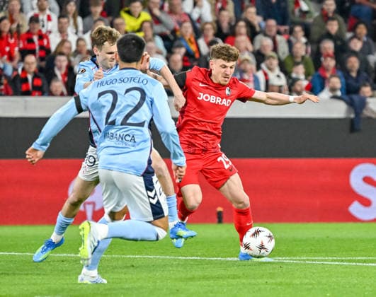 Philipp Treu SC Freiburg, 29 on the ball and in a duel with Williot Swedberg Celta Vigo, 19 , Hugo Sotelo Celta Vigo, 22 GER, SC Freiburg Celta Vigo, Soccer, Europa League, Quarter Final, 2025 2026 season, 09 04 2026 GER, SC Freiburg Celta Vigo, Soccer, Europa League, Quarter Final, 2025 2026 season, 09 04 2026 Freiburg Copyright: xEibner-Pressefoto ThomasxHessx EP_THS