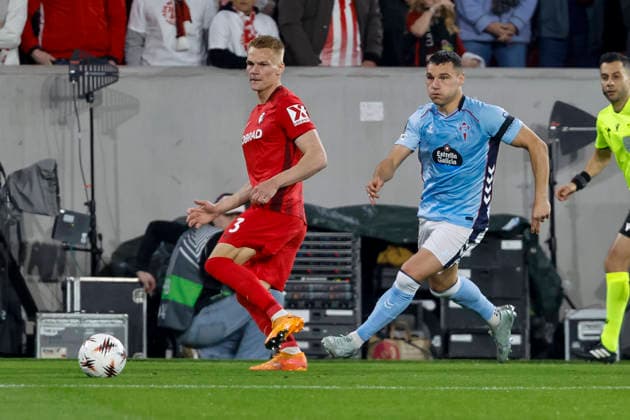 Philipp Lienhart SC Freiburg, 03 and Ferran Jutgla Celta Vigo, 09 in a running duel , Germany, Football, UEFA Europa League, quarter-final, 2025 2026, SC Freiburg vs Celta Vigo, 09 04 2026, Freiburg im Breisgau Europa Park Stadion Stadion am Deutschland Copyright: xGrantxHubbsx