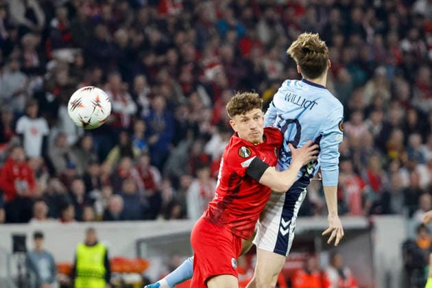 Philipp Treu SC Freiburg, 29 and Williot Swedberg Celta Vigo, 19 fighting for the ball , Germany, Football, UEFA Europa League, quarter-final, 2025 2026, SC Freiburg vs Celta Vigo, 09 04 2026, Freiburg im Breisgau Europa Park Stadion Stadion am Deutschland Copyright: xGrantxHubbsx