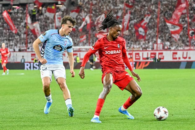 Javi Rodriguez Celta Vigo, 32 , Jordy Makengo SC Freiburg, 33 on the ball GER, SC Freiburg Celta Vigo, Football, Europa League, quarter-finals, 2025 2026 season, 09 04 2026 GER, SC Freiburg Celta Vigo, Football, Europa League, quarter-finals, 2025 2026 season, 09 04 2026 Freiburg Copyright: xEibner-Pressefoto ThomasxHessx EP_THS