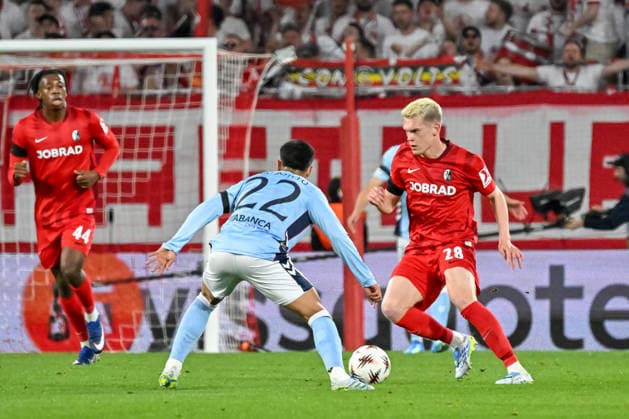 Hugo Sotelo Celta Vigo, 22 , Matthias Ginter SC Freiburg, 28 on the ball GER, SC Freiburg Celta Vigo, Football, Europa League, quarter-finals, 2025 2026 season, 09 04 2026 GER, SC Freiburg Celta Vigo, Football, Europa League, quarter-finals, 2025 2026 season, 09 04 2026 Freiburg Copyright: xEibner-Pressefoto ThomasxHessx EP_THS