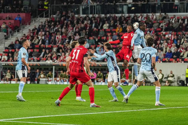 UEFA Europa League SC Freiburg vs RC Celta Vigo, 09 04 2026 Header duel between Johan Manzambi SC Freiburg, 44 and Joseph Aidoo RC Celta Vigo, 4 UEFA Europa League SC Freiburg vs RC Celta Vigo, Europa Park Stadium, 09 04 2026 Copyright: xBEAUTIFULxSPORTS Boscox