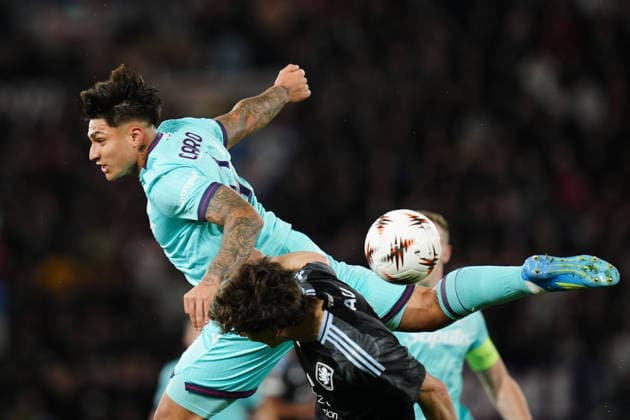 Bologna s Santiago Castro fights for the ball with Aston Villa s Pau Torres during the UEFA Europa League soccer match between Bologna and Aston Villa at the Renato Dall™Ara Stadium in Bologna, north Italy - Thursday, April 9, 2026 -  Copyright: xMassimoxPaolone LaPressex