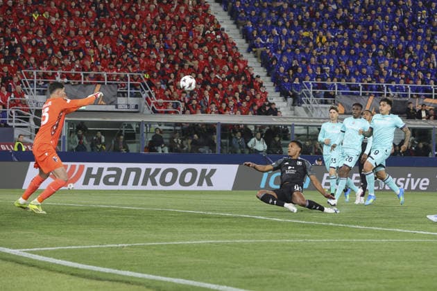 Federico Ravaglia of Bologna FC makes a save on Ollie Watkins of Aston Villa FC during Bologna FC vs Aston Viila FC, Europa League 2025-26 Quarter-finals, first leg, game at Renato Dall Ara stadium in Bologna (BO), Italy, on April 09, 2026.  Copyright: xDavidexCasentini IPAxSportx xipa-agency.netx xx IPA_73851356 IPA_Agency_IPA73851356