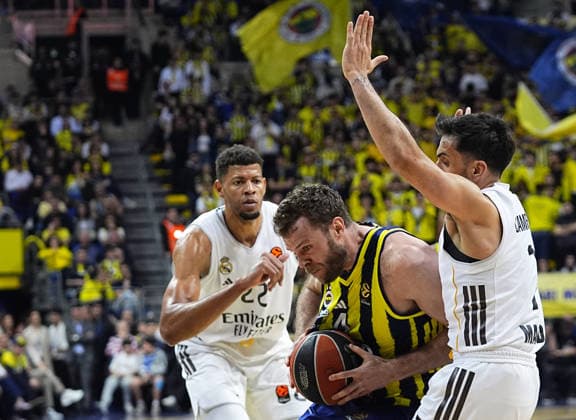 Fenerbahce Beko v Real Madrid - EuroLeague ISTANBUL, TURKIYE - APRIL 9: Nicolo Melli (2nd R) of Fenerbahce Beko in action against Facundo Campazzo (7) of Real Madrid during EuroLeague week 37 basketball match between Fenerbahce Beko and Real Madrid at Ulker Sports and Event Hall in Istanbul, Turkiye on April 9, 2026. Esra Bilgin Anadolu Istanbul Turkey. Editorial use only. Please get in touch for any other usage.  Copyright: x2026xAnadoluxEsraxBilginx