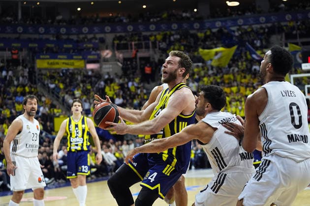 Fenerbahce Beko v Real Madrid - EuroLeague ISTANBUL, TURKIYE - APRIL 9: Nicolo Melli (3rd R) of Fenerbahce Beko in action against Facundo Campazzo (7) of Real Madrid during EuroLeague week 37 basketball match between Fenerbahce Beko and Real Madrid at Ulker Sports and Event Hall in Istanbul, Turkiye on April 9, 2026. Esra Bilgin Anadolu Istanbul Turkey. Editorial use only. Please get in touch for any other usage.  Copyright: x2026xAnadoluxEsraxBilginx