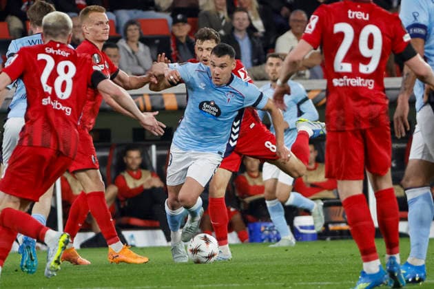 Ferran Jutgla Celta Vigo, 09 and Maximilian Eggestein SC Freiburg, 08 in duel , Germany, Football, UEFA Europa League, Quarter Final, 2025 2026, SC Freiburg vs Celta Vigo, 09 04 2026, Freiburg im Breisgau Europa Park Stadion Stadion am Deutschland Copyright: xGrantxHubbsx
