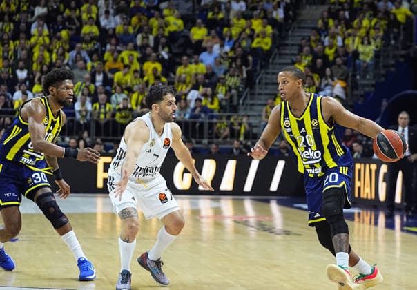 Fenerbahce Beko v Real Madrid - EuroLeague ISTANBUL, TURKIYE - APRIL 9: Devon Howard Hall of Fenerbahce Beko in action against Facundo Campazzo (7) of Real Madrid during EuroLeague week 37 basketball match between Fenerbahce Beko and Real Madrid at Ulker Sports and Event Hall in Istanbul, Turkiye on April 9, 2026. Esra Bilgin Anadolu Istanbul Turkey. Editorial use only. Please get in touch for any other usage.  Copyright: x2026xAnadoluxEsraxBilginx