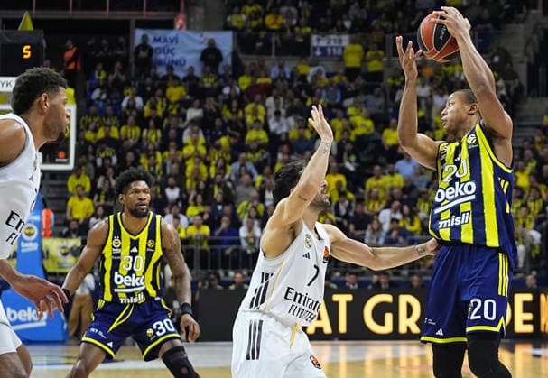 Fenerbahce Beko v Real Madrid - EuroLeague ISTANBUL, TURKIYE - APRIL 9: Devon Howard Hall of Fenerbahce Beko in action against Facundo Campazzo (7) of Real Madrid during EuroLeague week 37 basketball match between Fenerbahce Beko and Real Madrid at Ulker Sports and Event Hall in Istanbul, Turkiye on April 9, 2026. Esra Bilgin Anadolu Istanbul Turkey. Editorial use only. Please get in touch for any other usage.  Copyright: x2026xAnadoluxEsraxBilginx