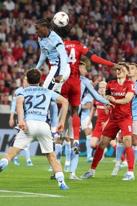 09 04 2026, xrekx, Football UEFA Europa League, SC Freiburg Celta Vigo v l Ilaix Moriba Celta Vigo Johan Manzambi SC Freiburg Zweikampf, Aktion, action, battle for the ball DFL DFB REGULATIONS PROHIBIT ANY USE OF PHOTOGRAPHS as IMAGE SEQUENCES and or QUASI VIDEO Freiburg