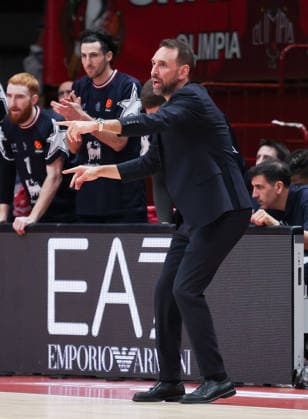 Foto IPP Roberto Bregani Milano 9 04 2026 Pallacanestro, Turkish Airlines EuroLeague 2025 2026, EA7 Emporio Armani MIlano vs Bayern Monaco. Nella foto l allenatore dell EA7 Emporio Armani Milano, Peppe Poeta. Italy Photo Press World Copyright. italy ITALY  Copyright: xR4924_italyphotopressx
