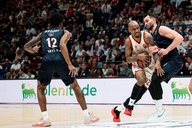 Isiaha Mike (FC Bayern Munich) In action against Zach Leday (Olimpia Milano) during EA7 Emporio Armani Milano vs Bayern Monaco, Basketball Euroleague match in Assago (MI), Italy, April 09 2026  Copyright: xSaraxAngelica IPAxSportx xipa-agency.netx xx IPA_73851734 IPA_Agency_IPA73851734