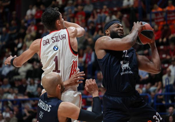 Foto IPP Roberto Bregani Milano 9 04 2026 Pallacanestro, Turkish Airlines EuroLeague 2025 2026, EA7 Emporio Armani MIlano vs Bayern Monaco. Nella foto josh Nebo dell EA7 Emporio Armani Milano in azione contro Oscar Da Silva del Bayern Monaco. Italy Photo Press World Copyright. italy ITALY  Copyright: xR4924_italyphotopressx