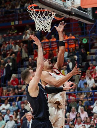 Foto IPP Roberto Bregani Milano 9 04 2026 Pallacanestro, Turkish Airlines EuroLeague 2025 2026, EA7 Emporio Armani MIlano vs Bayern Monaco. Nella foto Oscar Da Silva del Bayern Monaco in azione contro Marco Guduric dell EA7 Emporio Armani Milano. Italy Photo Press World Copyright. italy ITALY  Copyright: xR4924_italyphotopressx