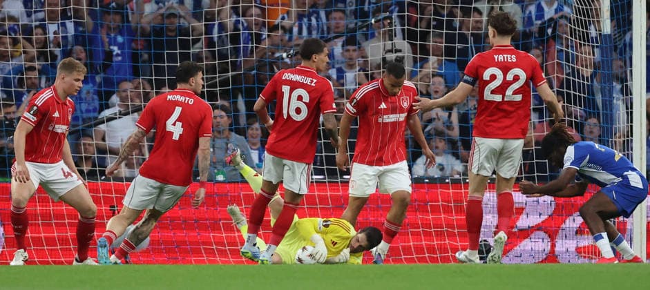 POR: Porto v Nottingham Forest, Europa League, 9 April 2026 Matz Sels of Nottingham Forest in action during the UEFA Europe League,Quartet finals 1st leg between Porto FC and Nottingham Forest FC at Stadium of Dragao on April 9,2026 in Porto (Portugal) (Photo by Luis de la Mata SportPix Sipa USA) Porto As Antas Porto Portugal Copyright: xLuisxdexlaxMatax xsportPix.org.ux