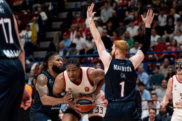 David McCormak (FC Bayern Munich) In action against Devin Booker (Olimpia Milano) during EA7 Emporio Armani Milano vs Bayern Monaco, Basketball Euroleague match in Assago (MI), Italy, April 09 2026  Copyright: xSaraxAngelica IPAxSportx xipa-agency.netx xx IPA_73851750 IPA_Agency_IPA73851750