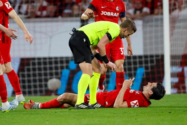 Igor Matanovic SC Freiburg, 31 injured on the ground , Germany, Football, UEFA Europa League, quarter-final, 2025 2026, SC Freiburg vs Celta Vigo, 09 04 2026, Freiburg im Breisgau Europa Park Stadion Stadion am Deutschland Copyright: xGrantxHubbsx