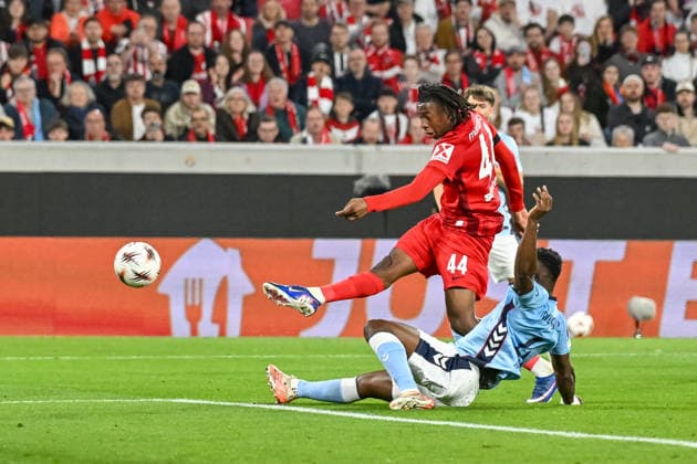 Johan Manzambi SC Freiburg, 44 shoots at the goal of Ionut Radu Celta Vigo, 13 , Joseph Aidoo Celta Vigo, 04 does not get the ball GER, SC Freiburg Celta Vigo, football, Europa League, quarter-finals, 2025 2026 season, 09 04 2026 GER, SC Freiburg Celta Vigo, football, Europa League, quarter-finals, 2025 2026 season, 09 04 2026 Freiburg Copyright: xEibner-Pressefoto ThomasxHessx EP_THS