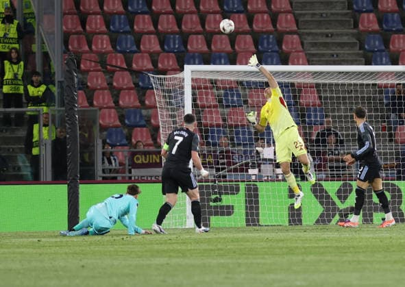 Bologna vs Aston Villa Juan Miranda of FC Bologna - Emiliano Martinez of Aston Villa During the 2025 26 Europa League football match between Bologna and Aston Villa on April 9, 2026, at the Renato Dall Ara Stadium in Bologna. Photo: Bologna stadio Renato Dall Ara Bologna Italia Copyright: xFABIOxSASSOxFabioxSassox Bologna Aston Villa2026_04_09Fabio Sasso8931