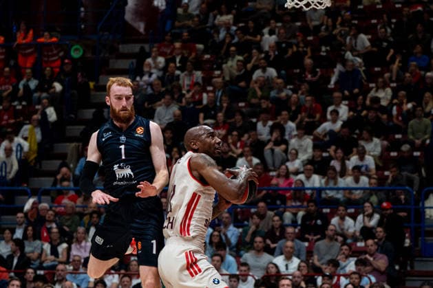 Isiaha Mike (FC Bayern Munich) shoots during the game during EA7 Emporio Armani Milano vs Bayern Monaco, Basketball Euroleague match in Assago (MI), Italy, April 09 2026  Copyright: xSaraxAngelica IPAxSportx xipa-agency.netx xx IPA_73851763 IPA_Agency_IPA73851763