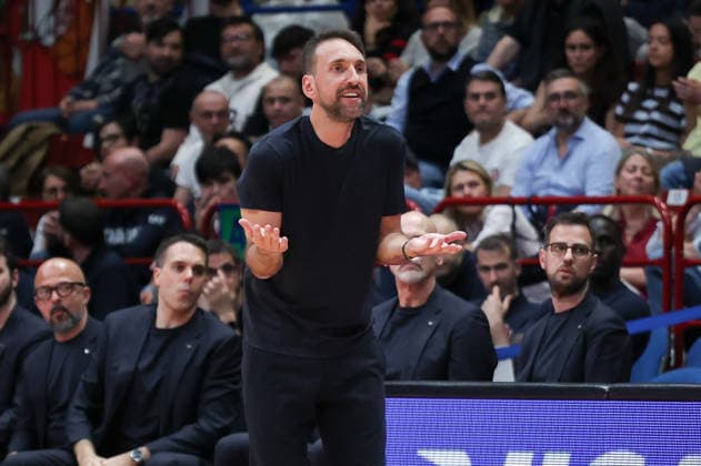 Foto IPP Roberto Bregani Milano 9 04 2026 Pallacanestro, Turkish Airlines EuroLeague 2025 2026, EA7 Emporio Armani MIlano vs Bayern Monaco. Nella foto l allenatore dell EA7 Emporio Armani Milano, Peppe Poeta. Italy Photo Press World Copyright. italy ITALY  Copyright: xR4924_italyphotopressx