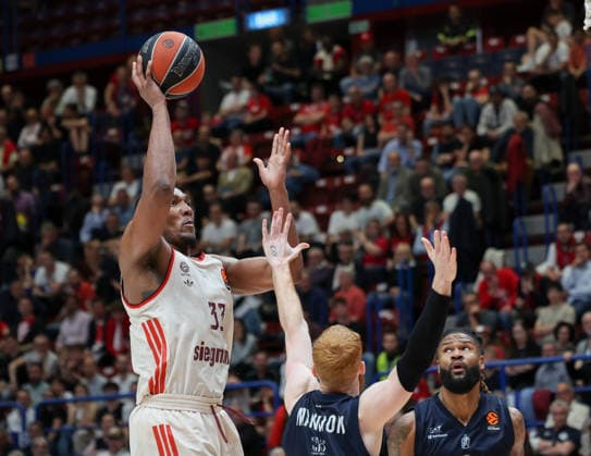 Foto IPP Roberto Bregani Milano 9 04 2026 Pallacanestro, Turkish Airlines EuroLeague 2025 2026, EA7 Emporio Armani MIlano vs Bayern Monaco. Nella foto David Mccormack del Bayern di Monaco in azione contro Niccolò Mannion dell EA7 Emporio Armani Milano. Italy Photo Press World Copyright. italy ITALY  Copyright: xR4924_italyphotopressx