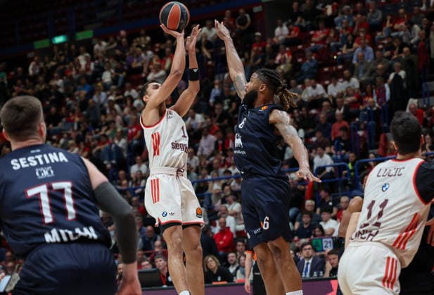 Foto IPP Roberto Bregani Milano 9 04 2026 Pallacanestro, Turkish Airlines EuroLeague 2025 2026, EA7 Emporio Armani MIlano vs Bayern Monaco. Nella foto Oscar Da Silva del Bayern Monaco in azione contro Devin Booker dell EA7 Emporio Armani Milano. Italy Photo Press World Copyright. italy ITALY  Copyright: xR4924_italyphotopressx